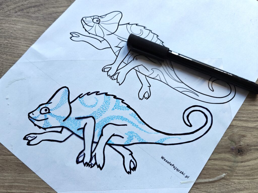 Odrysowany i pokolorowany obrazek kameleona na bezbarwnej folii