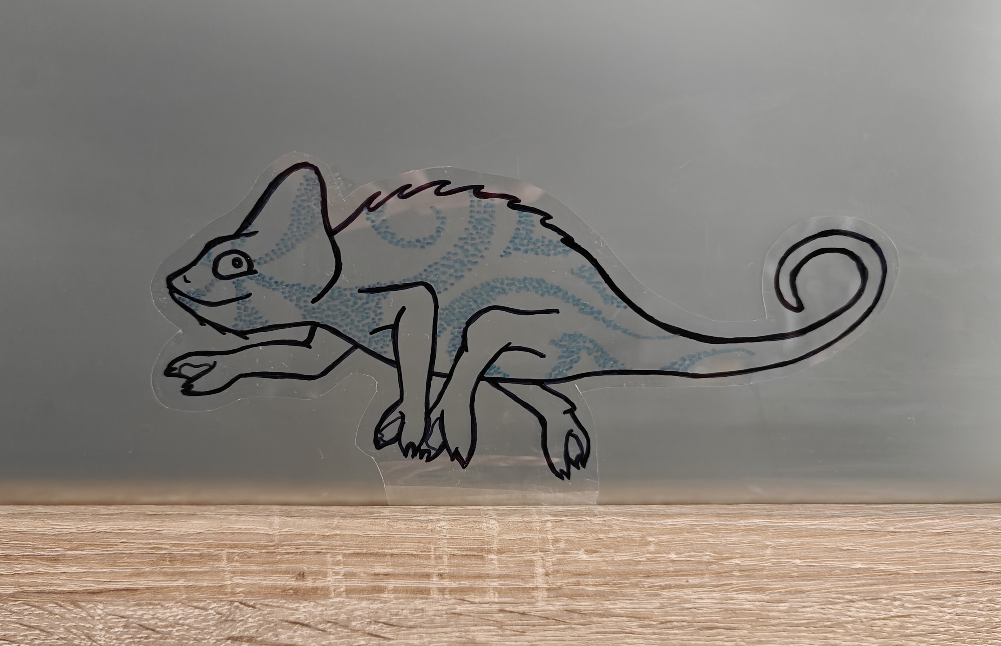 Kameleon spacerujący po meblach