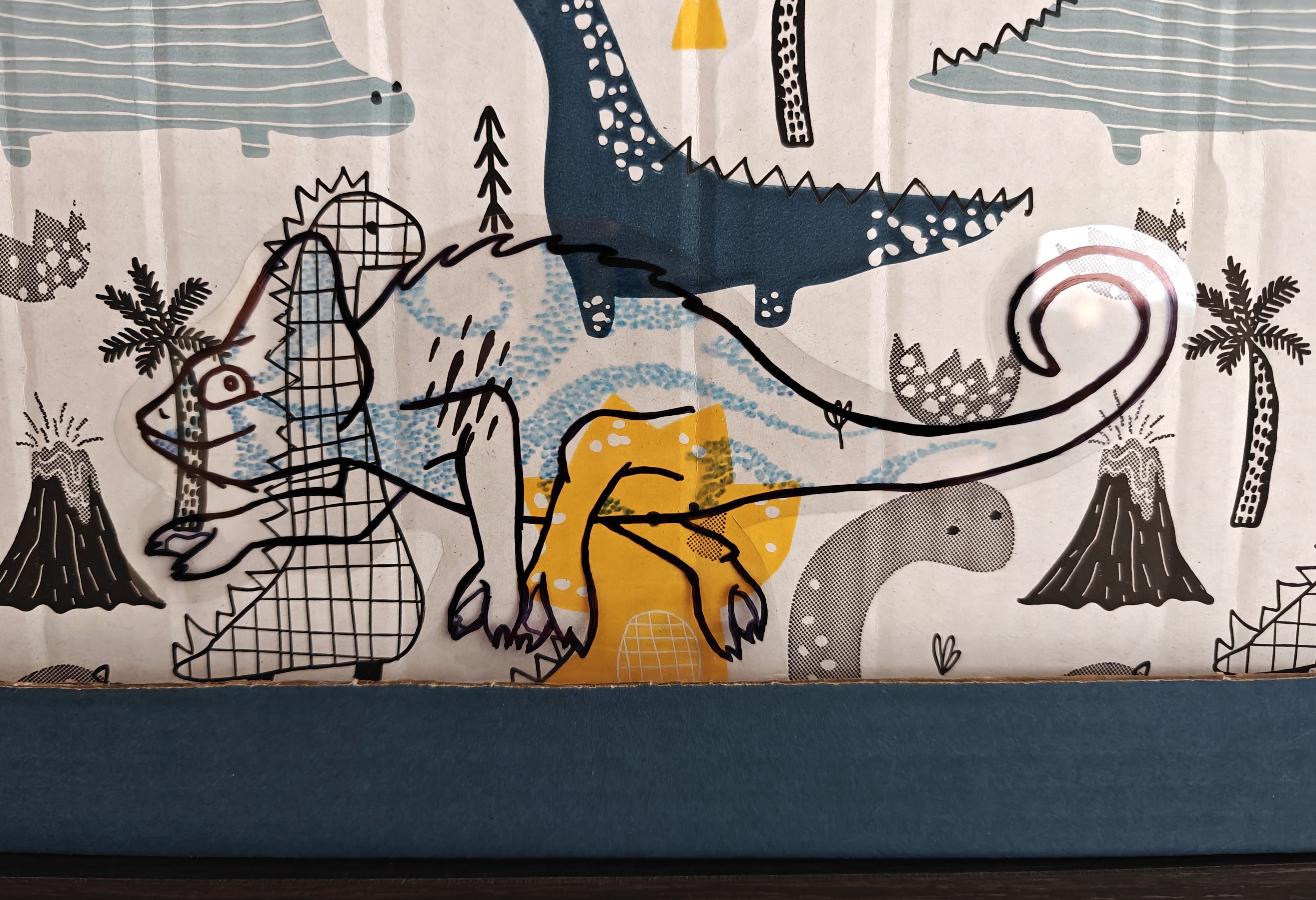 Kameleon ukrywający się w szafkach