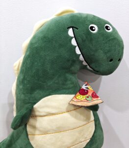 Radosny dinozaur z kawałkiem naszej pizzy