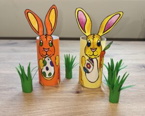 Dwa urocze zajączki wielkanocne zrobione z kolorowanki i odrobiny kolorowego papieru