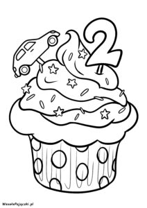 Muffinka urodzinowa z kremem przyozdobiona autkiem i cyfrą dwa